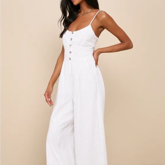 Elegant White Striped Jumpsuit - Picture 2 of 8